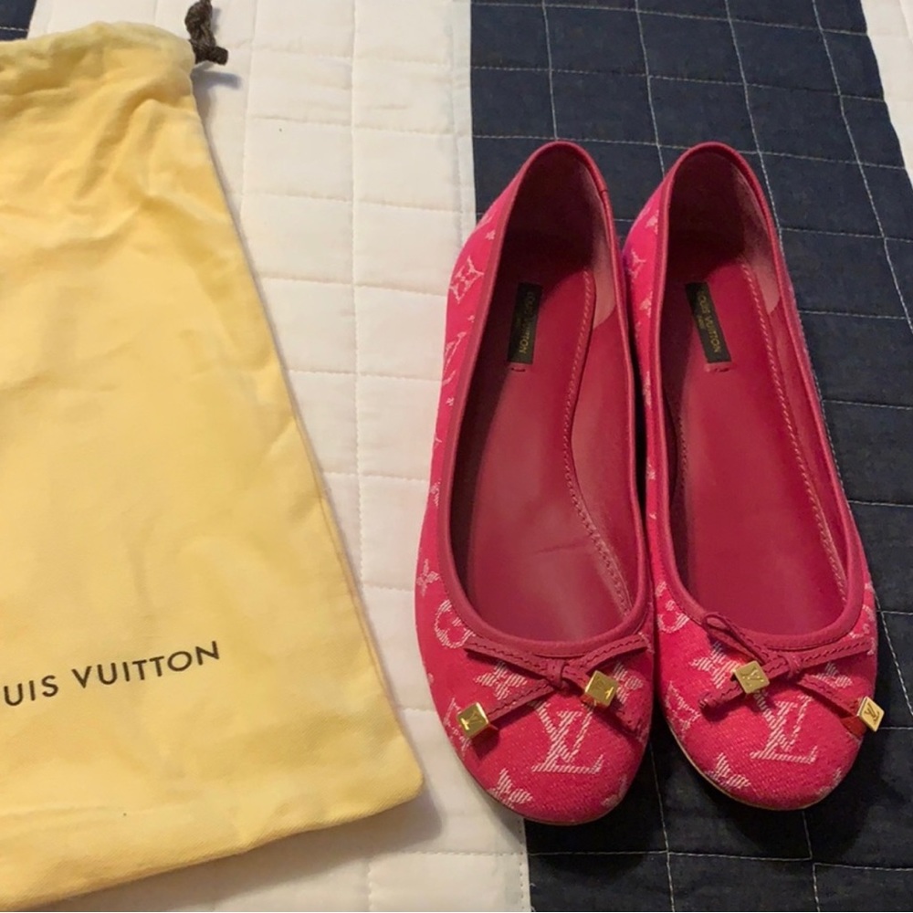 Beautiful Louis Vuitton ballerina flats.